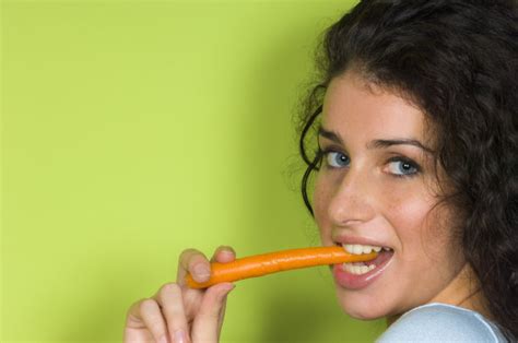 一女子长期吃胡萝卜后的变化，不建议